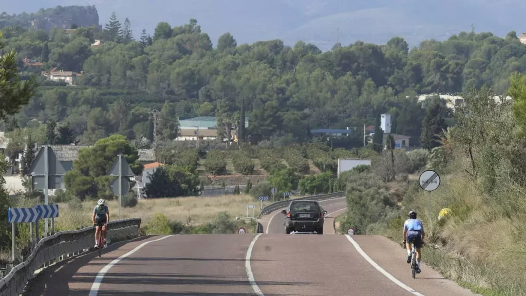 Carretera CV-405 entre Torrent y Montserrat / Fernando Bustamante